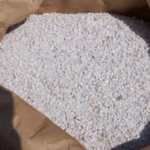 Crushed silica sand for filtration, 20 kg bag, suitable for pool water treatment and industrial use. Ideal for enhancing water clarity and filtration efficiency.