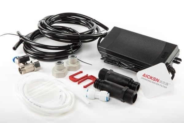High-quality drinking water filter system with various hoses, fittings, and parts for clean, pure water purification. Perfect for home or office water filtration needs.