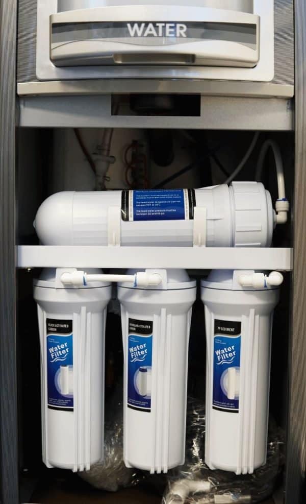 High-quality reverse osmosis water filter system with multiple filtration stages for clean drinking water. Ideal for home water purification, featuring cartridge replacements and advanced filtration technology.